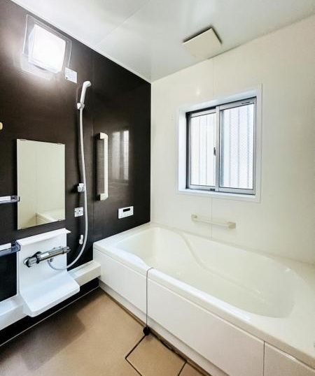 浴室乾燥機+窓　※使用・経年等に伴う、汚損・破損・キズ・性能低下等が生じている場合があります