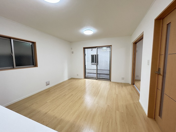 2面採光・南面に窓：LDK13.6帖（1階）