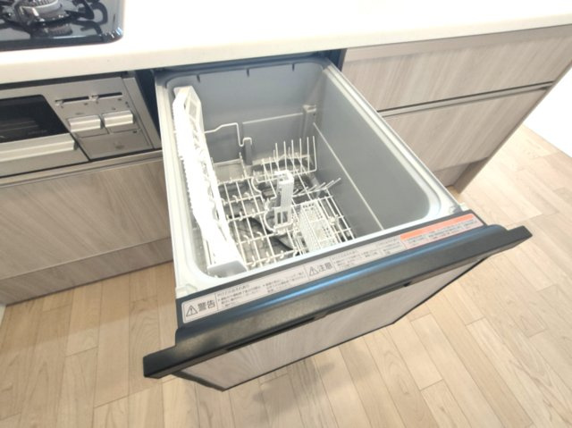 【食洗機】　手肌に優しく、家事の時短にもなる食洗機を完備。