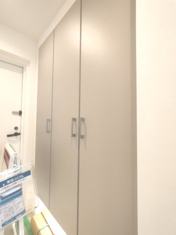 【玄関収納】　フロートタイプの玄関収納。たくさん物が入りますが、圧迫感を感じさせない仕様です。