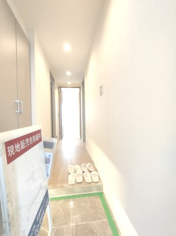 【廊下】　ベージュ系の明るい色味のフローリングがあたたかく迎え入れます。