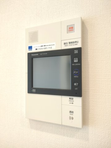 【TVモニター付きインターフォン】　訪問者の顔を見ることができるので、安心してドアを開けられます。