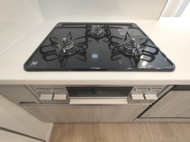 【3口コンロ】　3口コンロ、グリル付きでお料理のレパートリーも増えそうです。