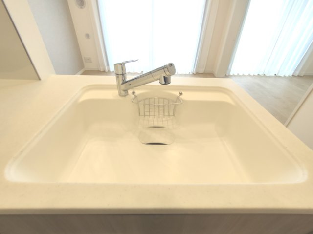 【シンク】　人造大理石のシンクは天板との継ぎ目がないためお手入れがラクラク♪浄水器内蔵水栓です。
