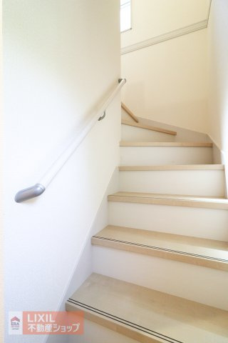 【内装】現地完成写真。階段は手すりもあり妊婦さんからお子様や高齢者も安心です。
