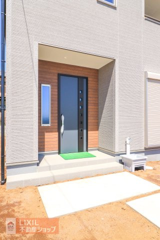 【エントランス】現地完成写真。ゆったりとした玄関。奥行きのあるポーチで雨の日も安心です。