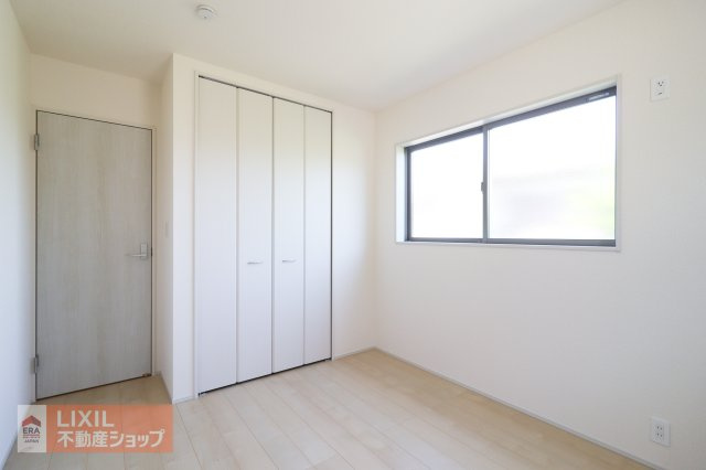 【寝室】現地完成写真。明るい採光の入る主寝室です。
