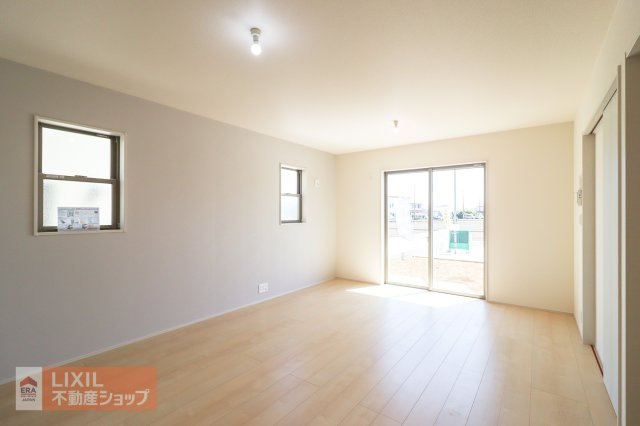【リビング】現地完成写真。明るい日差しの入るリビングは家族団らんの場所♪