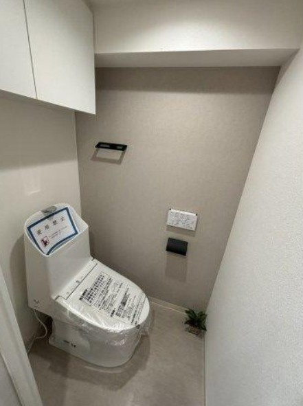 白を基調とした清潔感があるトイレ。温水洗浄便座付きです。
