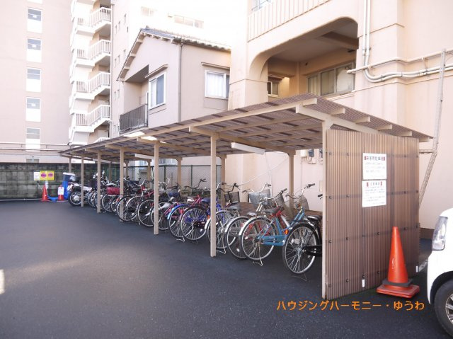 屋根付きの駐輪場となっていますので、雨の日でも大切な自転車が濡れずに済みます。