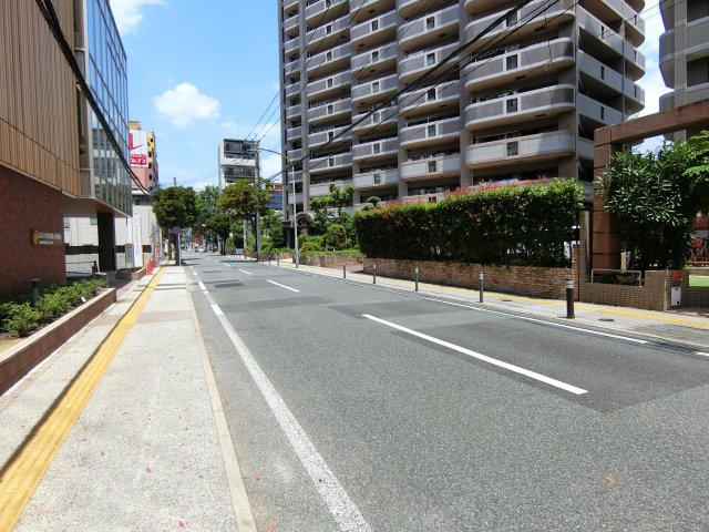 前面道路は広く出入りもしやすい♪