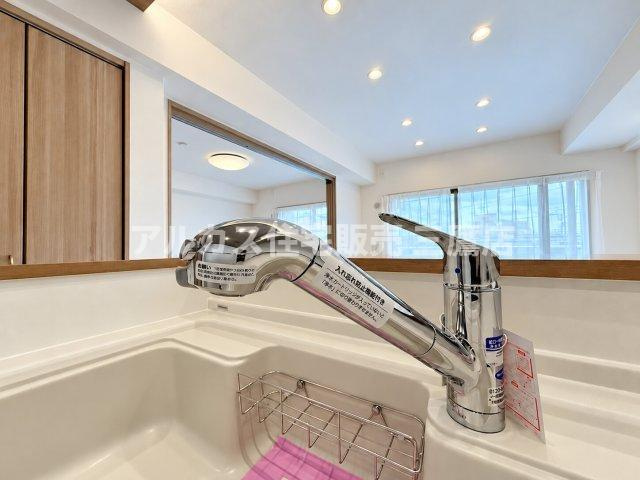ホースを引き出して隅々まで洗い流せる、便利な浄水器一体型シャワー水栓を備えています。