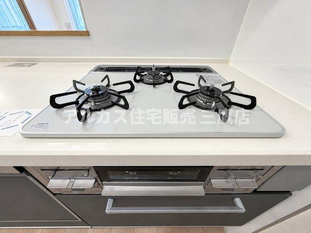 お手入れがしやすく美しいガラストップ仕様の3口コンロを備えており、効率よくお料理を楽しめます。　　