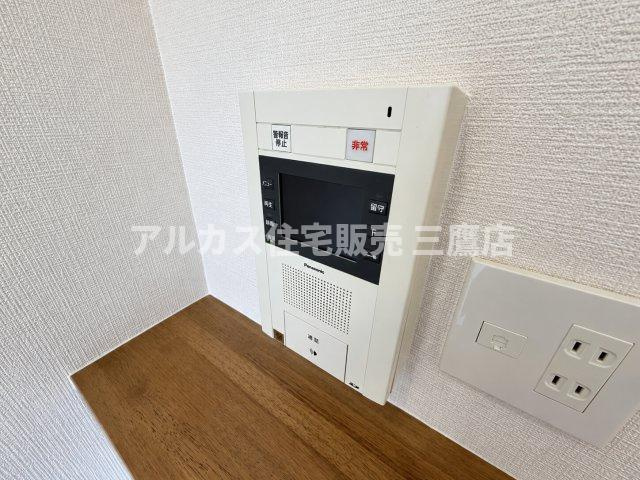 来訪者を映像でしっかり確認でき、防犯面でも安心のTVモニター付きインターホンです。　　　