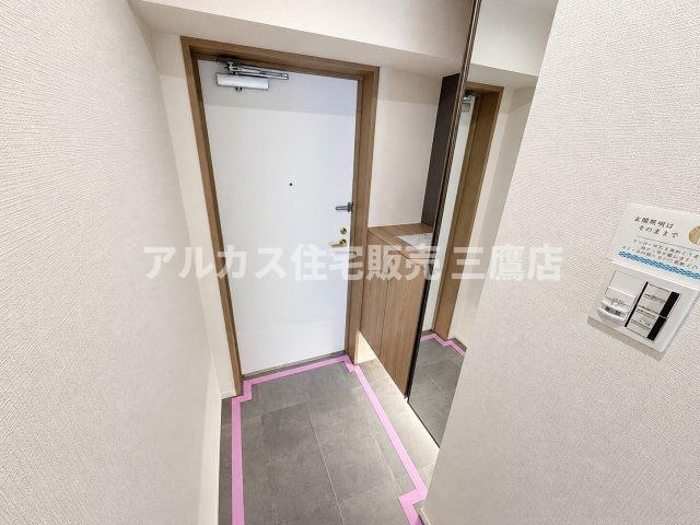 白を基調としたクロスに木目調の下足入が調和した、すっきりと清潔感のある玄関スペースです。