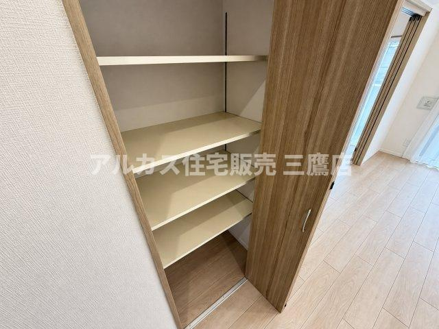 可動棚が備えられた使い勝手の良い物入収納で、リビング周りの小物をすっきりと片付けられます。