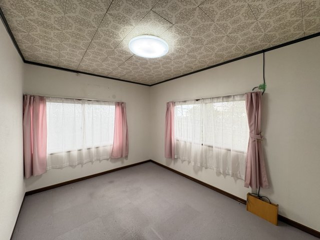 二面採光で明るい陽射しが差し込む2階洋室です。独立性の高いお部屋のため、主寝室や子ども部屋、書斎としても利用可能。シンプルな間取りで家具の配置もしやすく、自分好みの空間づくりが楽しめます。