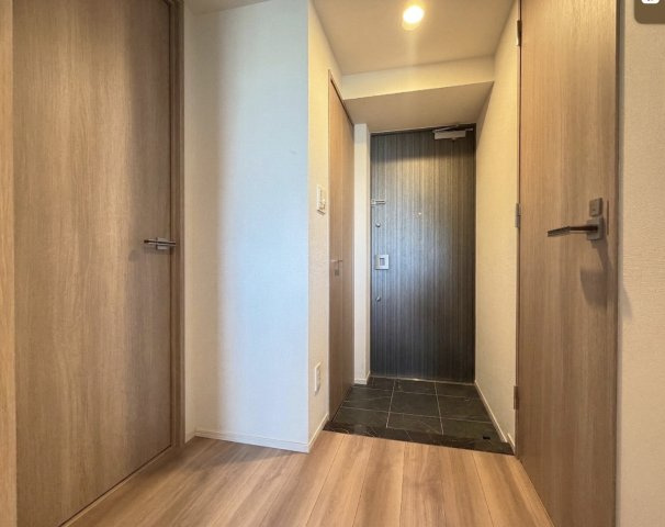 玄関はコンパクトな設計で、各部屋にスペースを確保しています。