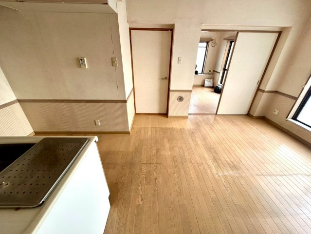 リビングの間取りの種類は大きくわけてリビングとダイニングが別になっているタイプ、リビングダイニング一体型です。どちらも一長一短ですので、家を選ぶ時はその両面をチェックして決めるようにしましょう。　