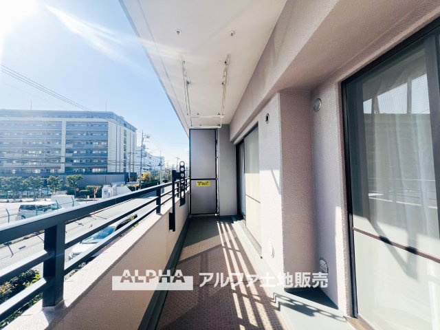 【Balcony】◆バルコニー◆日当たりの良いバルコニーは、洗濯物がよく乾くだけでなく、外の空気を感じながらひと息つける場所。暮らしに心地よい余白をもたらします。