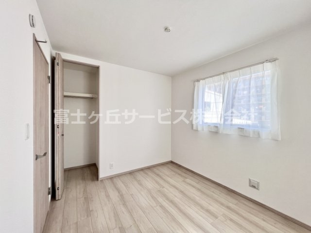 約5.25帖の洋室です