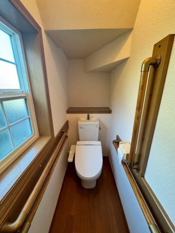 トイレは温水洗浄機能搭載なので、清潔に気持ち良くお使いいただけます！トイレットペーパーの節約にもなります！暖房便座で寒い日もあたたかです♪　