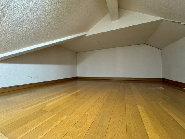 　　大容量の小屋裏収納があれば、季節家電や思い出の品もスッキリ。居住空間を圧迫せず、お部屋を本来の広さで使えます。落ち着いたトーンの内装は、趣味に没頭する「隠れ家」としても最適なプライベート空間です。
