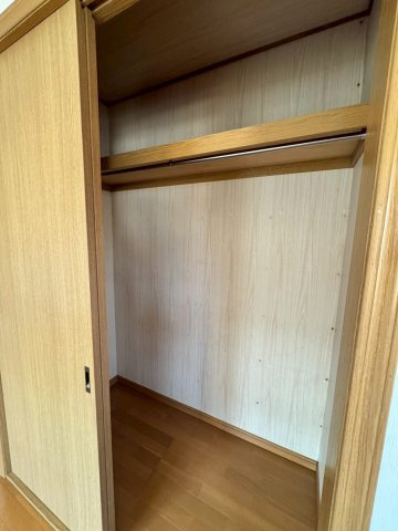 ロングコートも折らずに収納できるハンガーパイプを完備。洗濯物を畳む手間を省き、一目で服を選べるため朝の身支度もスムーズです。家具を置かないスッキリとした暮らしを、落ち着いた質感の空間が支えます。　