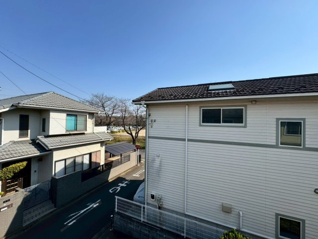 周囲に高い建物がなくのびやかな眺望が広がる心地よい住環境。窓を開ければ自然の風が通り抜け開放感ある暮らしを楽しめます。　