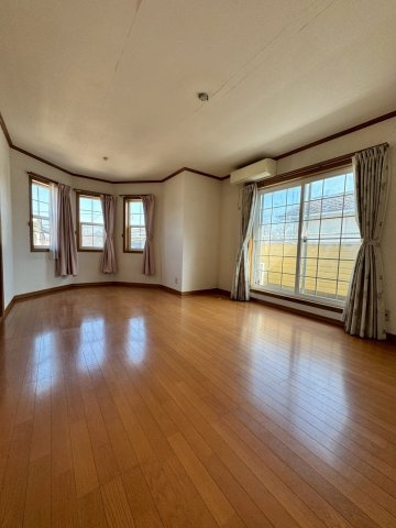 毎日の暮らしを快適に整えてくれる、ほどよい広さの洋室。子ども部屋としても書斎としても使える、汎用性の高い一室です。使うほどに愛着が深まります。　