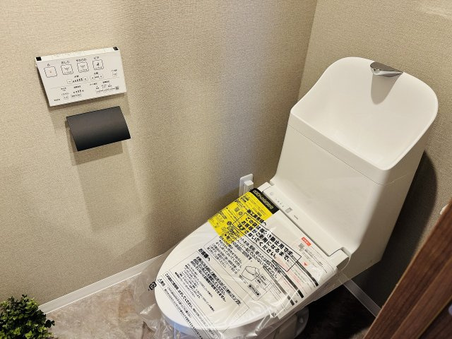 ～新規交換済、暖房温水洗浄機能付きトイレ　冬場は特に嬉しい機能ですね～
