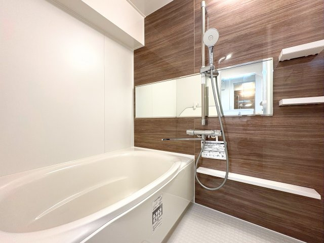 ◆モダンデザインの空間が気持ちよさを高めてくれるバスルーム。すっきりとした清潔感の中に都会的なセンスが感じられ、心身をリフレッシュできる寛ぎを深めてくれるスペースです。