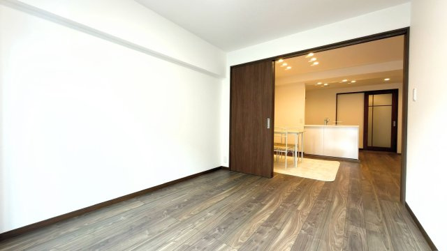 ◆気持ちの良い風が室内へ入り込む居室。家具を配置しても広々ご利用いただけます！！