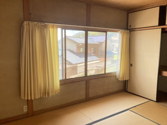 ワイドな窓から陽光が差し込む明るさを感じられる6帖の和室。窓の先には周辺の街並みや緑を望み2階ならではの開放感も魅力です。収納スペースも備えており、寝室や客間など落ち着いて過ごせる一室として活躍します