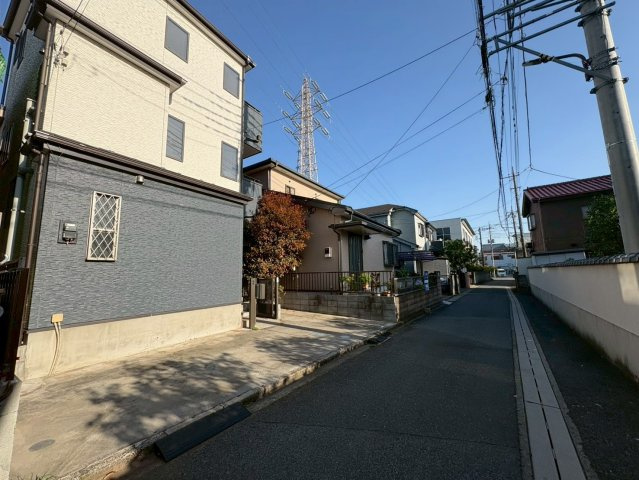 視線が気になりにくく、採光も取りやすい2階リビング。南向きバルコニーで陽当り良好です！1階浴室とは別に、2階にシャワールームがあります！2026年7月リフォーム完了予定です！