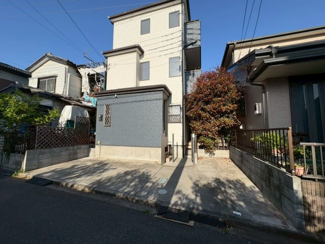 視線が気になりにくく、採光も取りやすい2階リビング。南向きバルコニーで陽当り良好です！1階浴室とは別に、2階にシャワールームがあります！2026年7月リフォーム完了予定です！