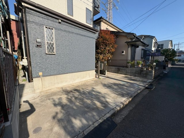 視線が気になりにくく、採光も取りやすい2階リビング。南向きバルコニーで陽当り良好です！1階浴室とは別に、2階にシャワールームがあります！2026年7月リフォーム完了予定です！