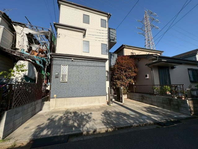 視線が気になりにくく、採光も取りやすい2階リビング。南向きバルコニーで陽当り良好です！1階浴室とは別に、2階にシャワールームがあります！2026年7月リフォーム完了予定です！
