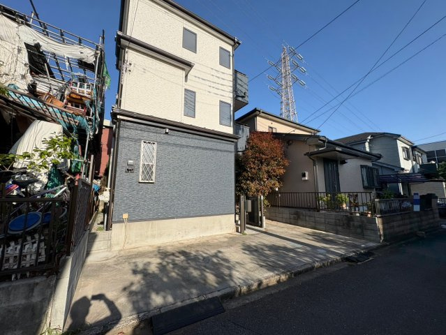 視線が気になりにくく、採光も取りやすい2階リビング。南向きバルコニーで陽当り良好です！1階浴室とは別に、2階にシャワールームがあります！2026年7月リフォーム完了予定です！