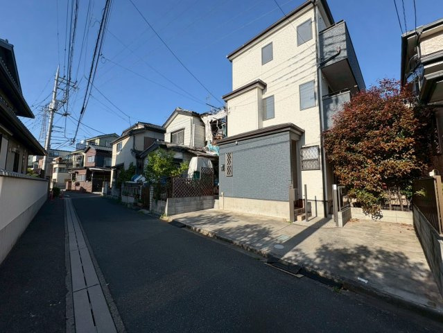 視線が気になりにくく、採光も取りやすい2階リビング。南向きバルコニーで陽当り良好です！1階浴室とは別に、2階にシャワールームがあります！2026年7月リフォーム完了予定です！