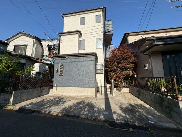 視線が気になりにくく、採光も取りやすい2階リビング。南向きバルコニーで陽当り良好です！1階浴室とは別に、2階にシャワールームがあります！2026年7月リフォーム完了予定です！