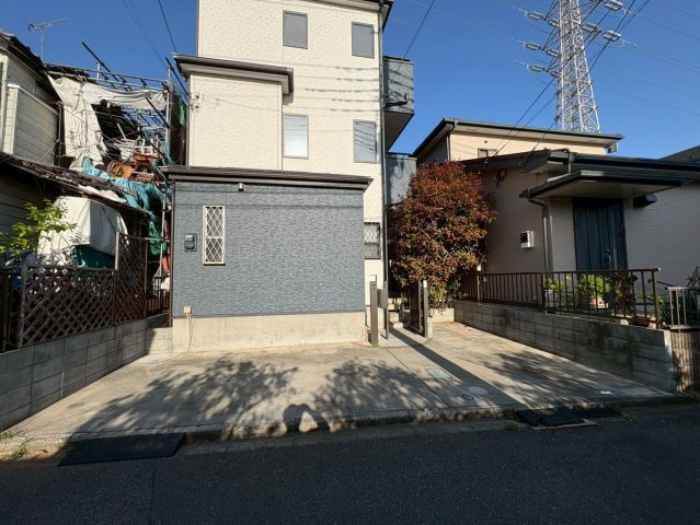 視線が気になりにくく、採光も取りやすい2階リビング。南向きバルコニーで陽当り良好です！1階浴室とは別に、2階にシャワールームがあります！2026年7月リフォーム完了予定です！