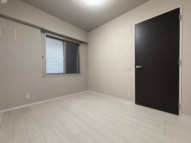 5.4帖洋室。全室エアコン設置可能な間取りとなっております。※CG加工にて作成した空室イメージ画像となります。現状は居住中で、実際の室内には家具・小物類等があります。