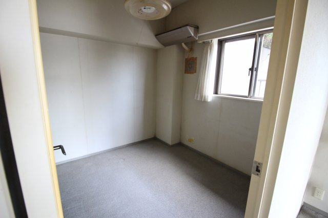 室内は空室ですのでいつでも気軽にご見学、ご入居いただけます。室内一部残置物あり（エアコン、照明器具）