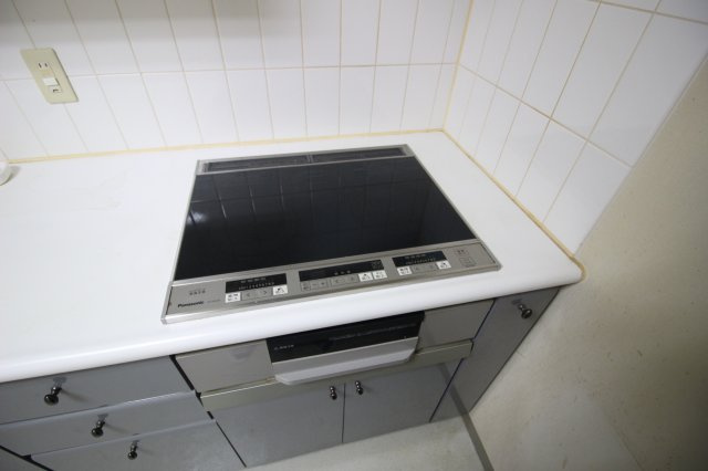 IHクッキングヒーターが付いたシステムキッチン。水周りは状態良好ですのですぐにお住まいになれます。