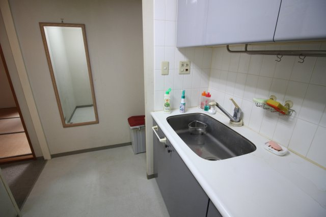 IHクッキングヒーターが付いたシステムキッチン。水周りは状態良好ですのですぐにお住まいになれます。