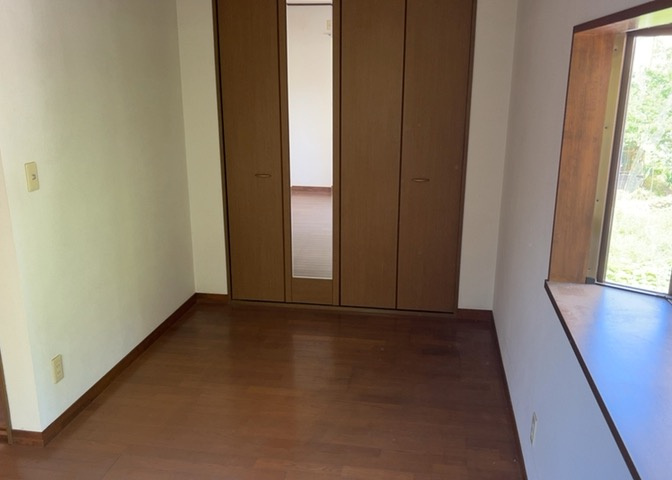 寝室でゆっくりと過ごすためにはベッド周りの適度な空間を担保することや窓の位置、照明の明るさ、寝室の広さなどを考える必要があります。自身や家族の構成とライフスタイルに併せて寝室にする部屋を選びましょう！