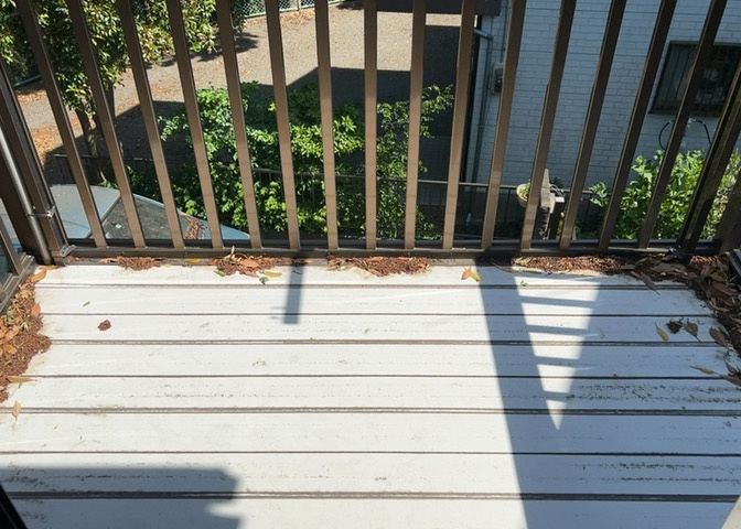 バルコニーは、室外の専用スペースのうち、「屋根がなく開放された空間」であるものを指します。ベランダより広いタイプのものが多く、日当たりもよいため家庭菜園などを楽しみたい人にとって適した環境となります。