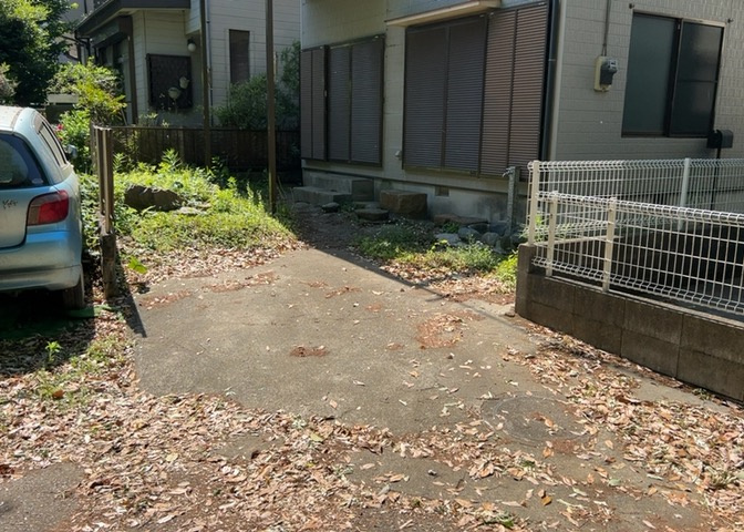 駐車場と明記されていても、最小スペースでつくられた駐車場だと大型車は駐車できなかったり、出入りしにくくなったりする可能性があります。お車のサイズと購入したい物件の駐車場のサイズを現地で確認しましょう。