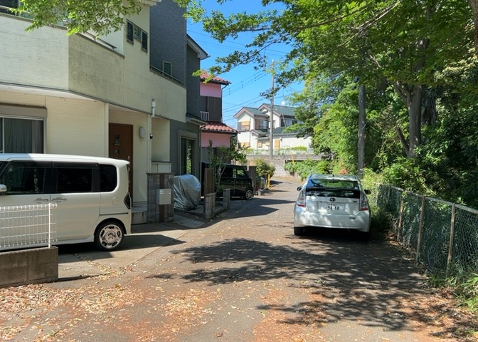 住宅用の土地では前面道路に2m以上接していなければならないと法律で定められています。しかし、お持ちの車のサイズやライフスタイルなどにより、2mでは利便が悪い場合もございますので、事前に確認しましょう。